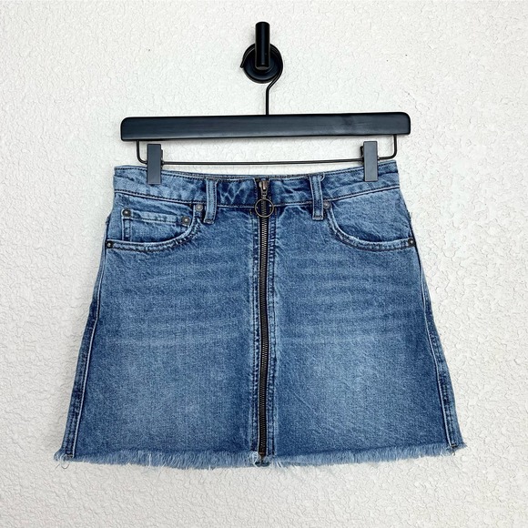 Free People Zip It Up Jean Mini Skirt size 24 Blue Front Zip Raw Frayed Hem - Picture 3 of 9